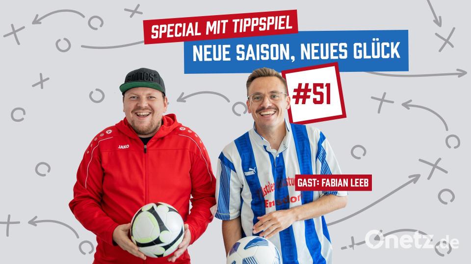 Matthias "Faktenschecki" Schecklmann (l) und Julian "Tracer" Trager sprechen im "Fehlpass" mit Leidenschaft und Kompetenz über den Amateurfußball in der Region. Bild: Marina Gube