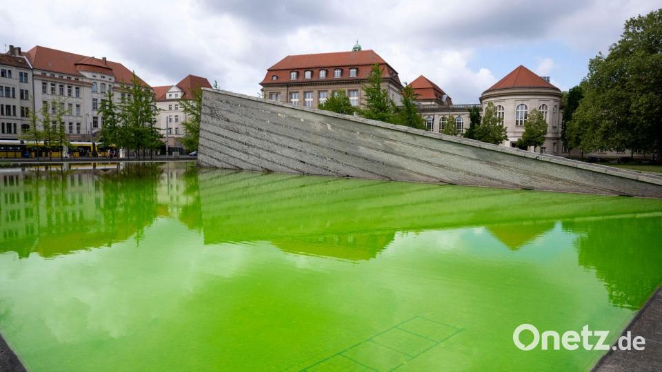 Auch der Mauerbrunnen vor dem Wirtschaftsministerium in Berlin leuchtete am Morgen grün. Bild: Christophe Gateau/dpa