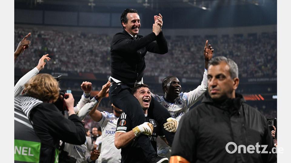 Aston Villas Torwart Emiliano Martínez trägt nach dem Finalsieg gegen den SC Freiburg seinen Trainer Unai Emery auf den Schultern. Bild: Mustafa Alkac/dpa