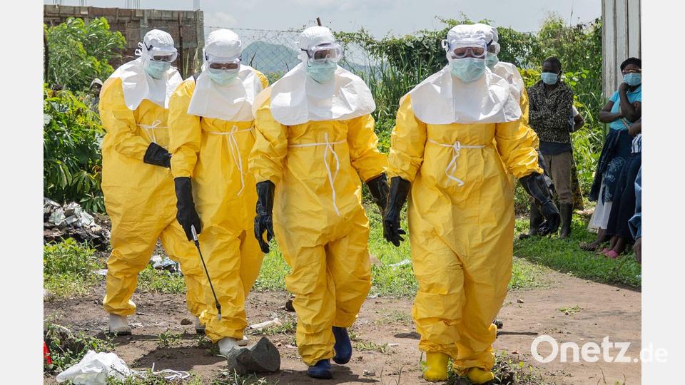 Mitarbeiter des Roten Kreuzes in Schutzanzügen in einem Gesundheitszentrum in Rwampara, Kongo. Bild: Moses Sawasawa/AP/dpa
