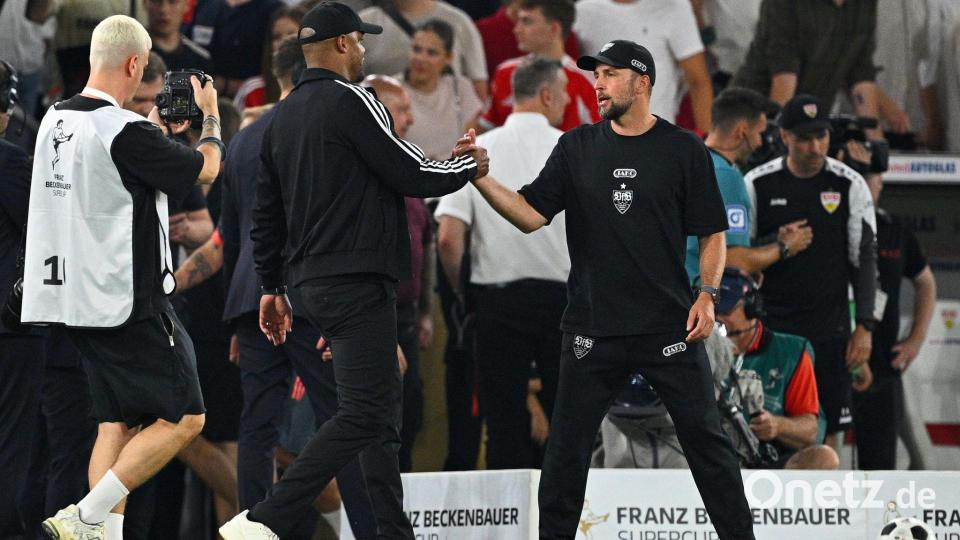 Shake Hands der Trainer Vincent Kompany (l) und Sebastian Hoeneß nach dem Supercup-Duell zu Saisonbeginn. (Archivbild) Bild: Tom Weller/dpa