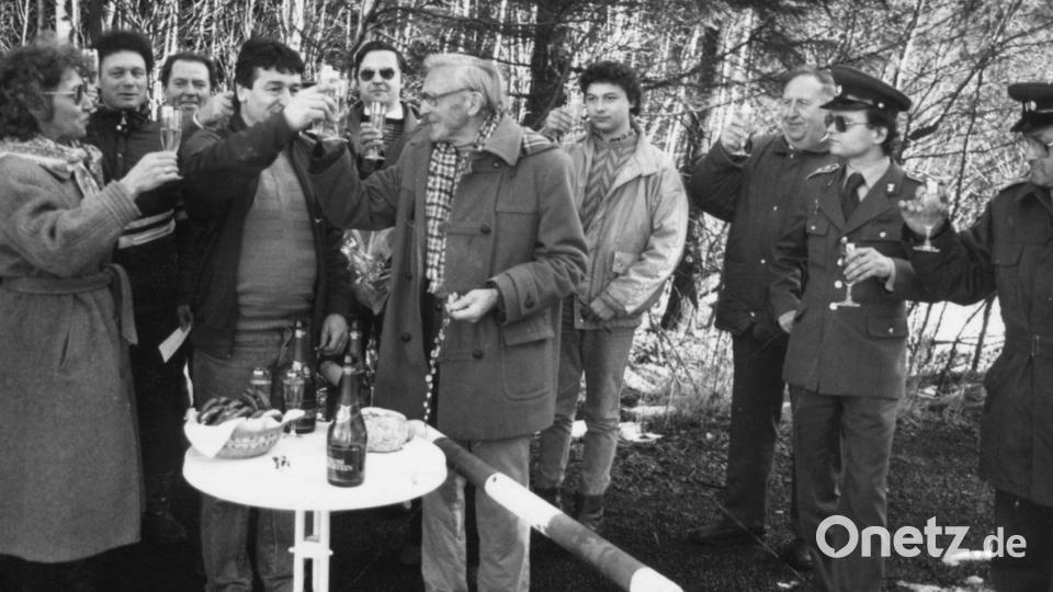 Am Schlagbaum bei Mähring trafen sich die Interessierten von beiden Seiten der Grenze bereits vor der Probegrenzöffnung. Mit Sekt und Brezen wurde die Zusammenkunft gefeiert. Archivbild:  Archiv NT/AZ