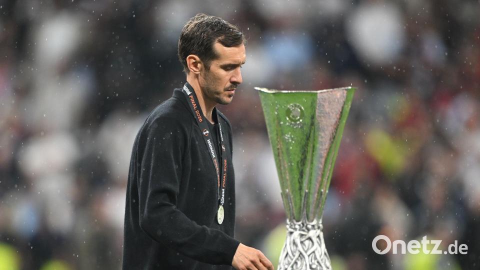 Auch SC-Trainer Julian Schuster durfte den Pokal nicht anfassen. Bild: Robert Michael/dpa