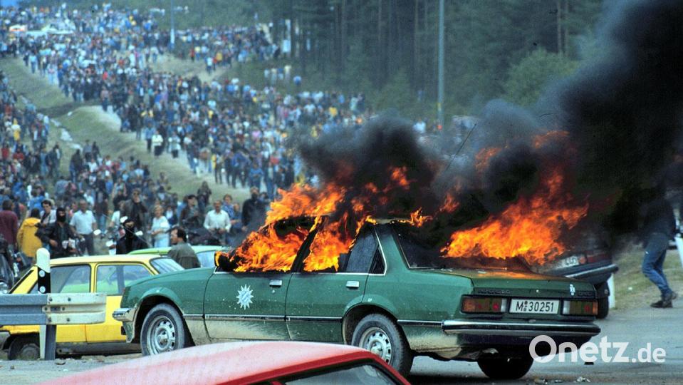 Zigtausende protestieren an Pfingsten 1986, kurz nach der Tschernobyl-Katastrophe, in Wackersdorf gegenh die WAA. Die Gewalt eskaliert, Polizeiautos brennen. Archivbild: Götz