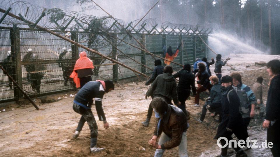 Demonstranten protestieren am Bauzaun gegen den Bau der Wiederaufarbeitungsanlage (WAA). Bild: Istvan Bajzat/dpa