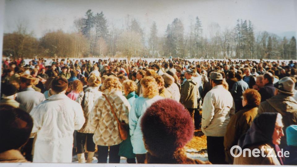 Bereits vor der offiziellen Grenzöffnung durften am 17. Februar 1990 tausende Menschen für einen Tag ohne Grenzkontrolle und ohne Pass auf der Staatstraße von Eslarn in Richtung Zelezna (Eisendorf) wandern. Archivbild: gz