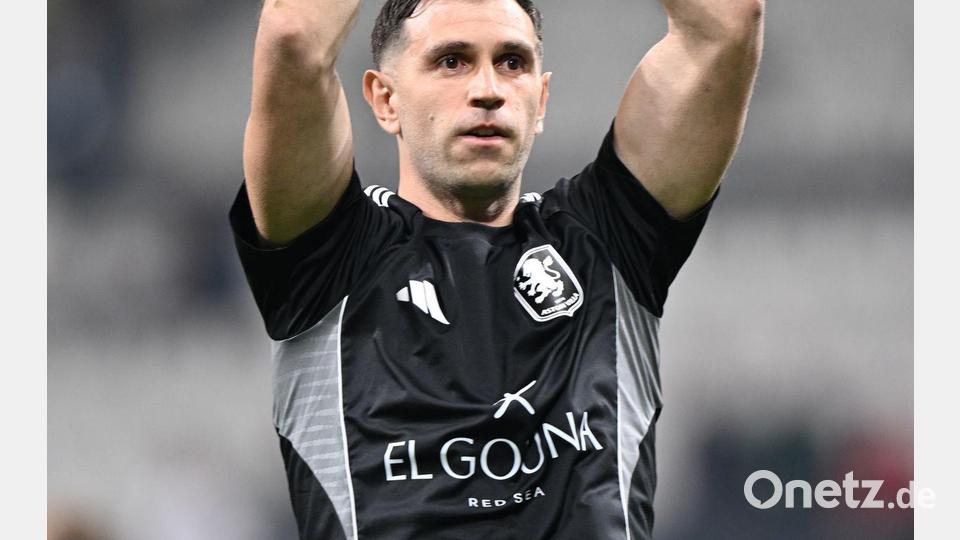 Auch Klatschen ging noch trotz des trotz gebrochenen Fingers: Villa-Torwart Emiliano Martínez. Bild: Mustafa Alkac/dpa