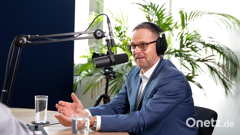 Jürgen Rumrich, der Sportdirektor der Blue Devils Weiden, im Podcast-Studio von Oberpfalz Medien. Bild: Marco Meier