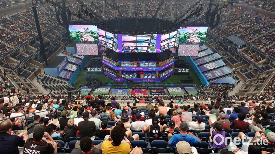 Paris hofft auf viele Zuschauer bei der E-Sport-WM - ähnlich wie hier bei einem Turnier im Tennisstadion von New York. (Archivbild) Bild: Benedikt Wenck/dpa