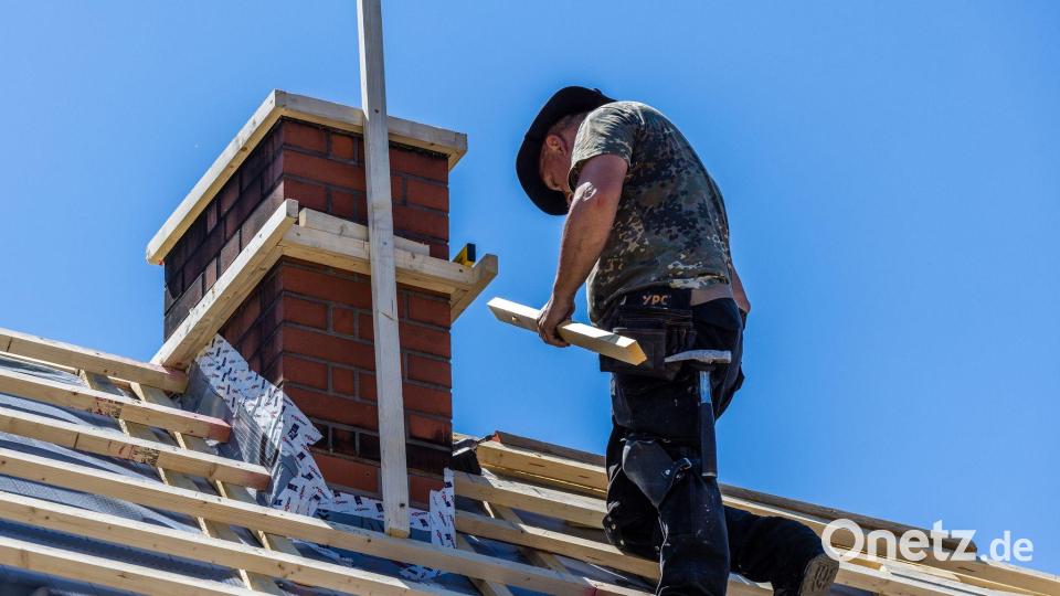 Bis 70 auf dem Dach? Gewerkschaften und Sozialverbände wehren sich gegen eine Anhebung des Renteneintrittsalters und verweisen auf viele Menschen, die körperlich schwere Arbeit machen. (Symbolbild) Bild: Frank Hammerschmidt/dpa
