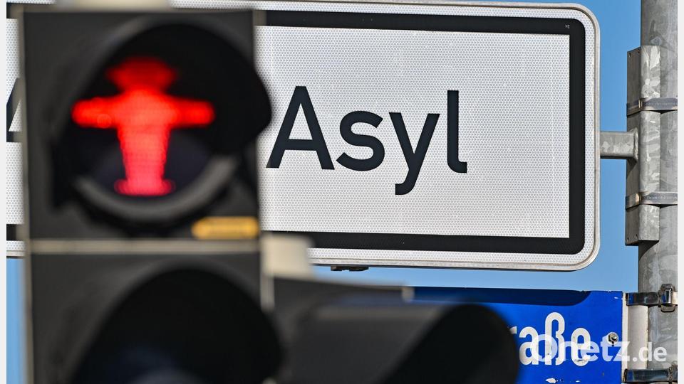 Welche Leistungen Asylbewerber bekommen, ist gesetzlich geregelt. (Archivbild) Bild: Patrick Pleul/dpa