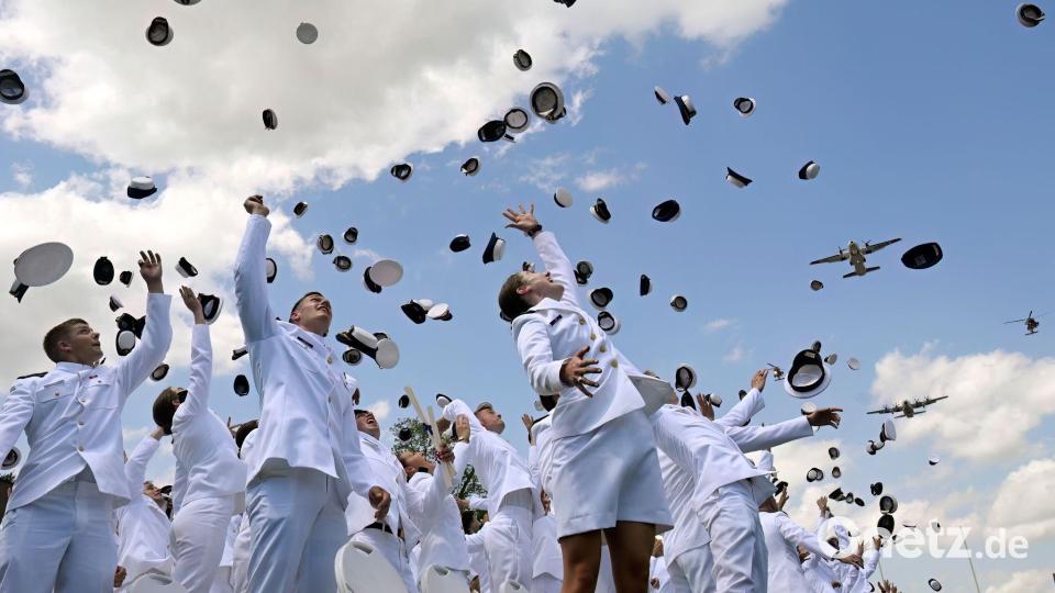 Neu ernannte Fähnriche werfen ihre Mützen zum Abschluss der Feierlichkeiten an der United States Coast Guard Academy in New London in den USA. Bild: Jessica Hill/FR125654 AP/AP/dpa