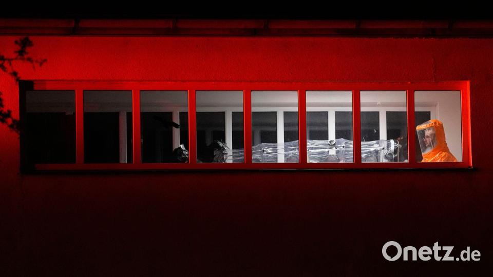 Ein US-amerikanischer Arzt, der Kontakt zu Ebola-Infizierten in Uganda hatte, kommt in einem Krankenhaus in Prag an. Bild: Petr David Josek/AP/dpa