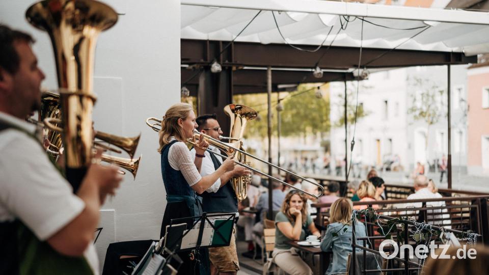 "De Fuchsn" aus Regensburg waren schon mal zu Gast im Bootshaus, zum Oktoberfest. Am Pfingstsonntag spielen sie jetzt zum Frühschoppen beim bayerisch-böhmischen Brückenfest. Bild: Miriam Koch