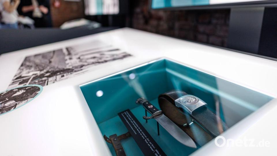 Anhand von 500 Original-Dokumenten, 250 Objekten und visuellen Elementen erzählt die Ausstellung die Geschichte des Reichsparteitagsgeländes. Bild: Daniel Karmann/dpa