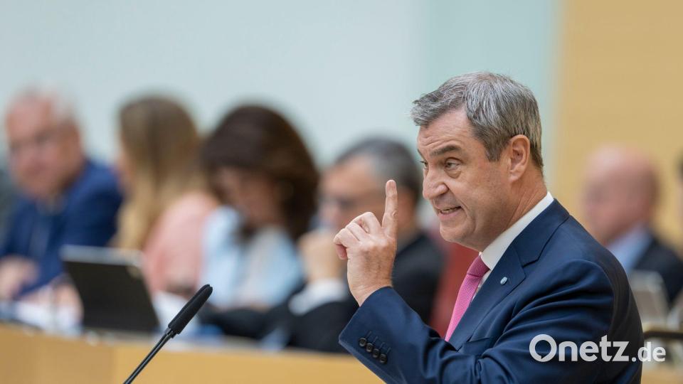 Der erhobene Zeigefinger war eine echte Ausnahme in der Rede. Sprachlich reichte Söder auch der Opposition die Hand. Bild: Peter Kneffel/dpa
