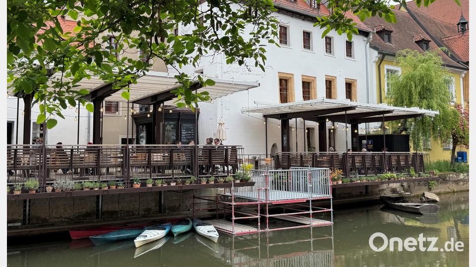 Das Gerüst in der Vils in Amberg zwischen den Außen-Plattformen des Bootshauses soll helfen, hier eine neue Anlandestelle für Paddler zu schaffen. Aber vorher wird es noch zur Bühne für drei Bands am Pfingstsonntag beim bayerisch-böhmischen Brückenfest. Bild: Heike Unger