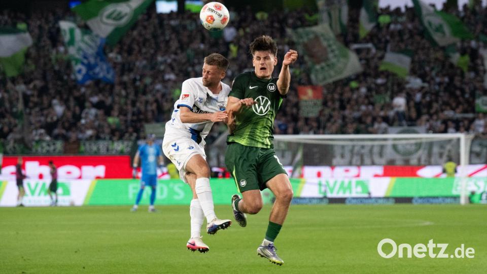 Im Kopfballduell: Wolfsburgs Joakim Maehle (r) und Sebastian Klaas vom SC Paderborn. Bild: Julian Stratenschulte/dpa