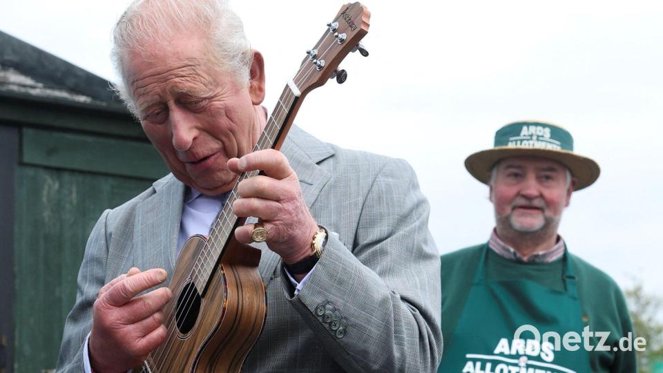 König Charles III. spielt während seines Besuchs in Nordirland Ukulele. Bild: Toby Melville/Reuters Pool/PA Wire/dpa