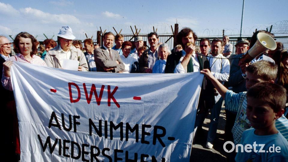Das Ende nach Jahren der Auseinandersetzung: WAA-Gegner feiern am 31. Mai 1989 den Baustopp am Bauzaun in Wackersdorf. Mittendrin, mit verschränkten Armen, Landrat Hans Schuierer. Bild: ggö