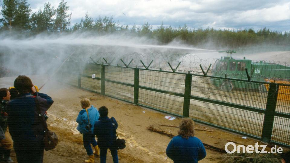 Wasserwerfer werden gegen Demonstranten gerichtet, teils wird Tränen- und CS-Gas eingesetzt. Archivbild: Götz