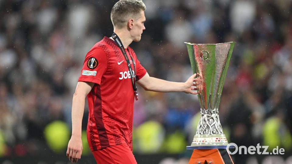 Matthias Ginter vom SC Freiburg geht nach der Niederlage gegen Aston Villa in der Europa League an der Trophäe vorbei. Bild: Robert Michael/dpa