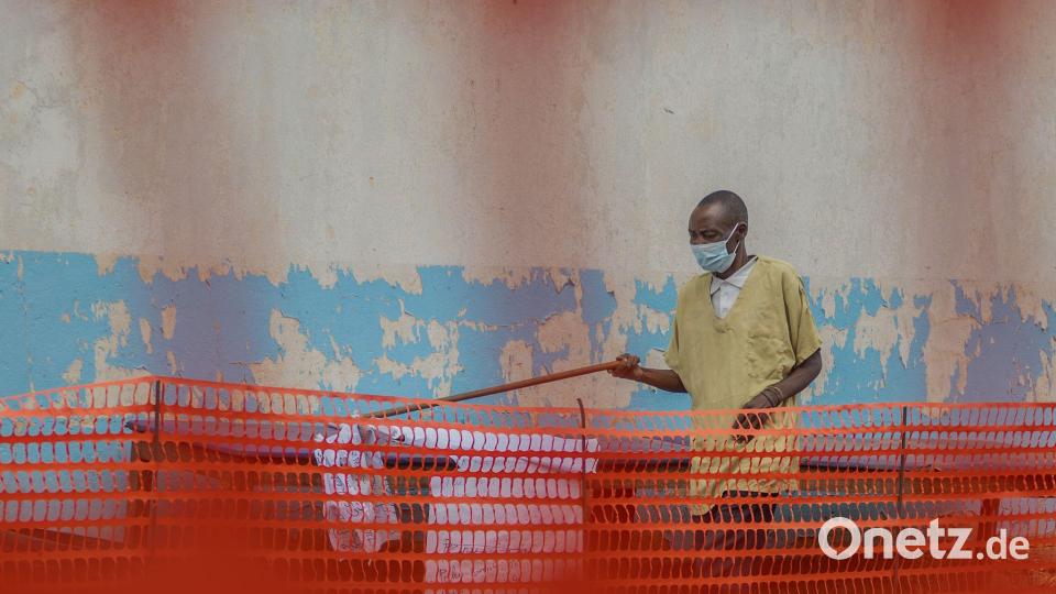 Ebola-Ausbruch im Kongo: Ein Mitarbeiter bereitet ein Behandlungszentrum vor. Bild: Moses Sawasawa/AP/dpa
