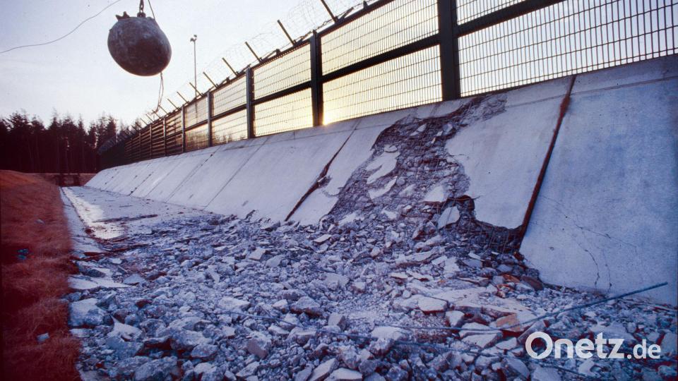Abrissbirnen zerstören nach dem Baustopp den Bauzaun der geplanten Wiederaufarbeitungsanlage Wackersdorf. Archivbild: ggö