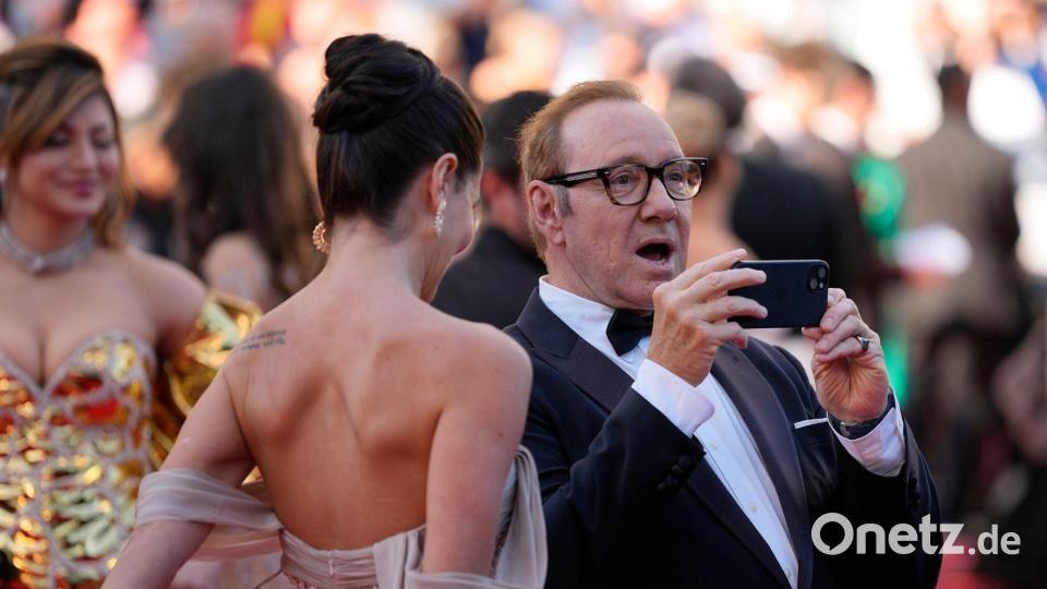 Via Lemann (l) und Kevin Spacey auf dem roten Teppich. Bild: John Locher/Invision/dpa