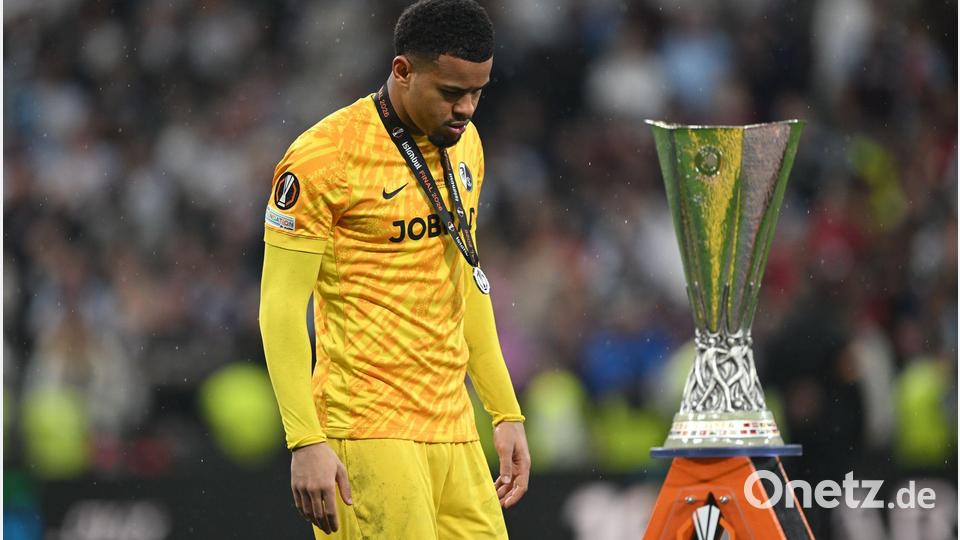 Die Trophäe war für die Freiburger um Torwart Noah Atubolu nicht erreichbar. Bild: Robert Michael/dpa