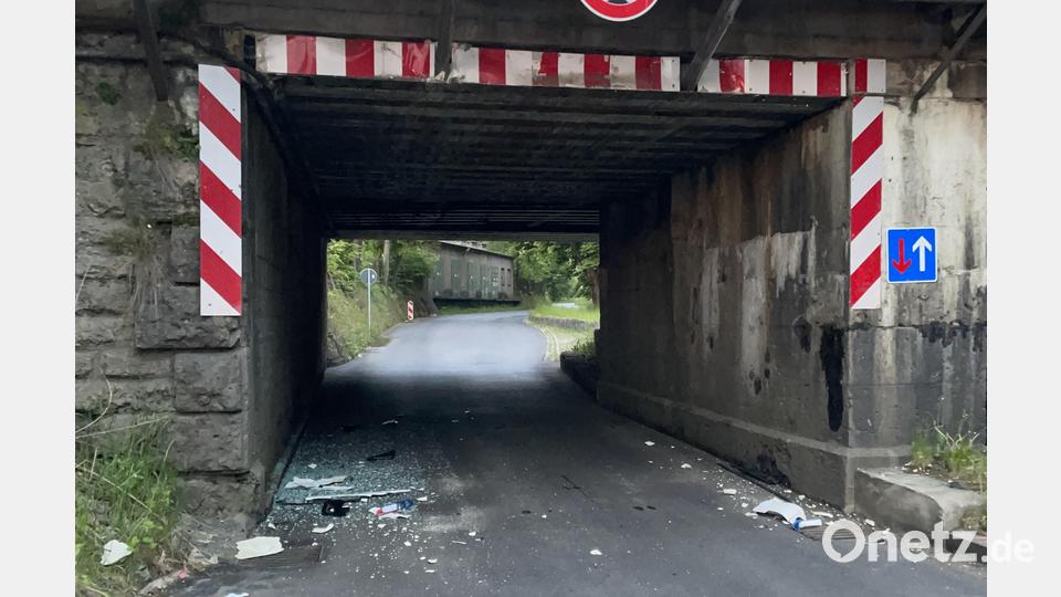 Die Höhe dieser Brücke hat der Fahrer eines 40-Tonners in Sulzbach-Rosenberg falsch eingeschätzt. Er blieb mit seinem Fahrzeug dort stecken. Bild: PI Sulzbach-Rosenberg