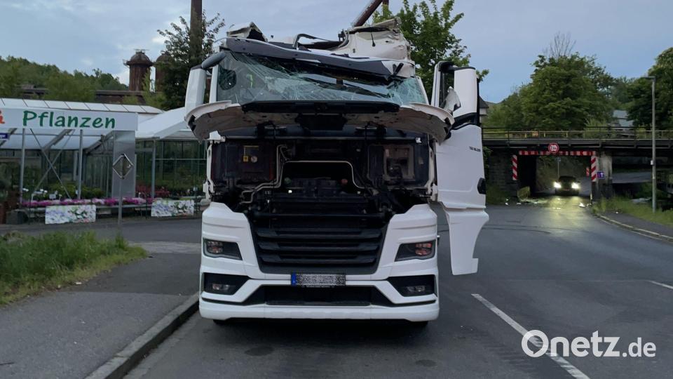 Ein 40-Tonner bleibt in Sulzbach-Rosenberg unter einer Brücke stecken. Der Fahrer übersteht das unverletzt, aber der Schaden ist erheblich. Bild: Polizei Sulzbach-Rosenberg
