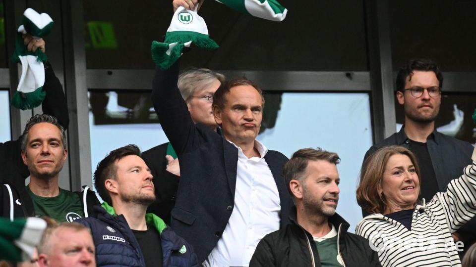 Volkswagen-Chef Oliver Blume beim ersten Relegationsspiel des VfL Wolfsburg. Bild: Julian Stratenschulte/dpa