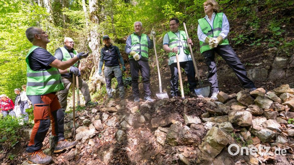 Mitmachen heißt es auch für den Bundespräsidenten und seine Frau. Bild: Peter Kneffel/dpa