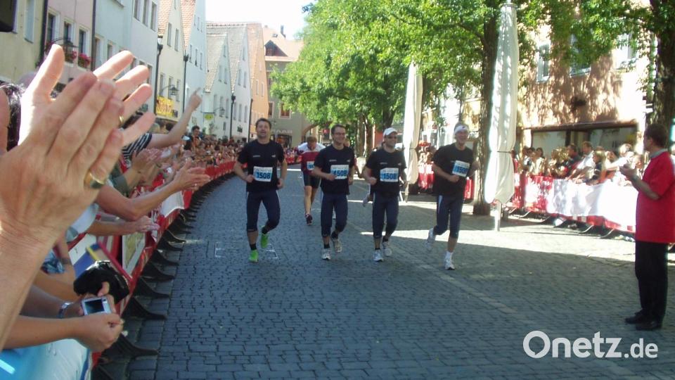 Nofi-Lauf 2016: Die Läufer lassen sich durch das jubelnde Spalier der Zuschauer tragen. Bild: privat