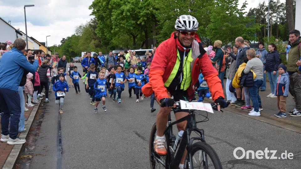Auch eine feine Leistung! Peter Schuller war heuer zum 25. Mal als Pacemaker bei den kleinen und großen Runden beim Jedermannslauf unterwegs gewesen. Danke dafür! Bild: bö