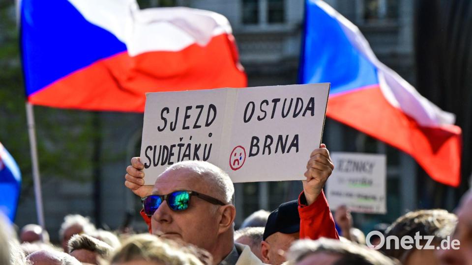 Schon Ende April waren Menschen in Brünn (Brno) gegen die geplante Veranstaltung auf die Straße gegangen – mit Spruchtafeln wie „Treffen der Sudetendeutschen – eine Schande für Brünn“. Archivbild: Šálek Václav/CTK/dpa