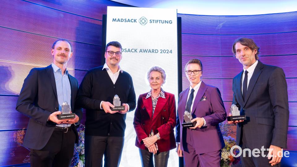 Sylvia Madsack (Mitte) gratulierte Christian Gold und Sebastian Böhm ebenso wie Julia Weigelt und Philipp Hübl (von links). Bild: Tim Schaarschmidt