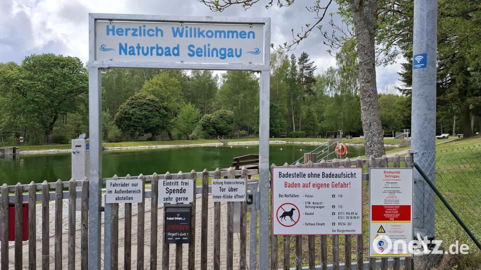 Der Zugang zum Naturbad Selingau ist nur über dieses Tor möglich. Kinder kommen ohne Begleitung eines Erwachsenen nicht ins Bad - das sieht das Sicherheitskonzept so vor. Bild: esc