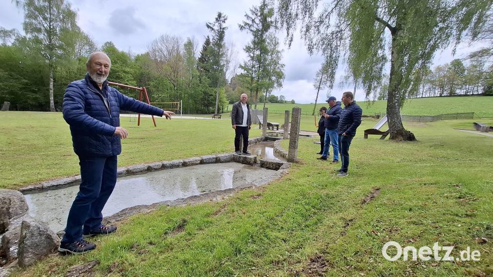 Am Kinderspielplatz erklärt Bernd Würstl (links) im Beisein von Bürgermeister Johannes Prechtl (rechts) sowie den Fördervereins-Vorstandsmitgliedern, was die Ehrenamtlichen schon alles ertüchtigt haben. Bild: esc