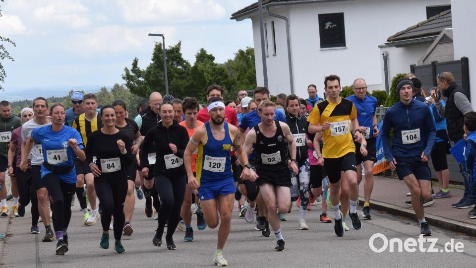 Lukas Graml von der Skivereinigung Amberg mit der Startnummer 120 war von Anfang an der große Pacemaker des Hauptfeldes. Er gewann die Wertung mit 27:07 Minuten Laufzeit. Rechts neben ihm der Lokal-Matador Fabian Roth (Schwarzes T-Shirt) mit der Startnummer 92, er belegte den 2.Platz Bild: bö