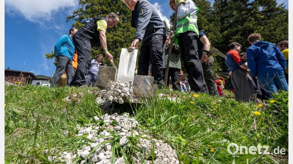 Ablaufrinnen an Wegen müssen freigeräumt werden, damit bei Starkregen das Wasser abfließt und nicht den Weg wegschwemmt. Bild: Peter Kneffel/dpa