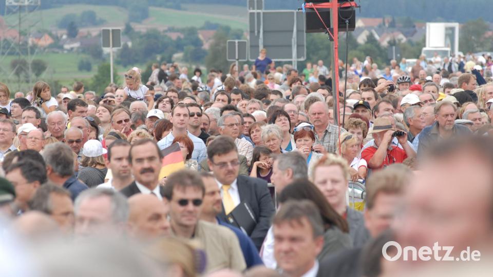 Viele Schaulustige kamen 2008 zur Verkehrsfreigabe beim Lückenschluss der A 6 zwischen Schmidgaden und Wernberg. Bild: Gabi Schönberger