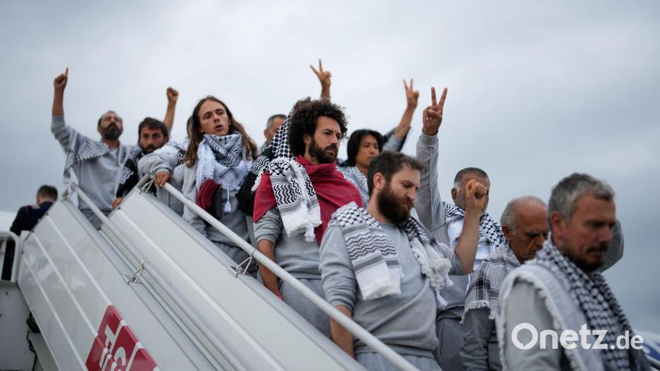 Aktivisten der Global Sumud Flotilla steigen bei der Ankunft auf dem Istanbuler Flughafen aus einem Flugzeug aus. Bild: Emrah Gurel/AP/dpa