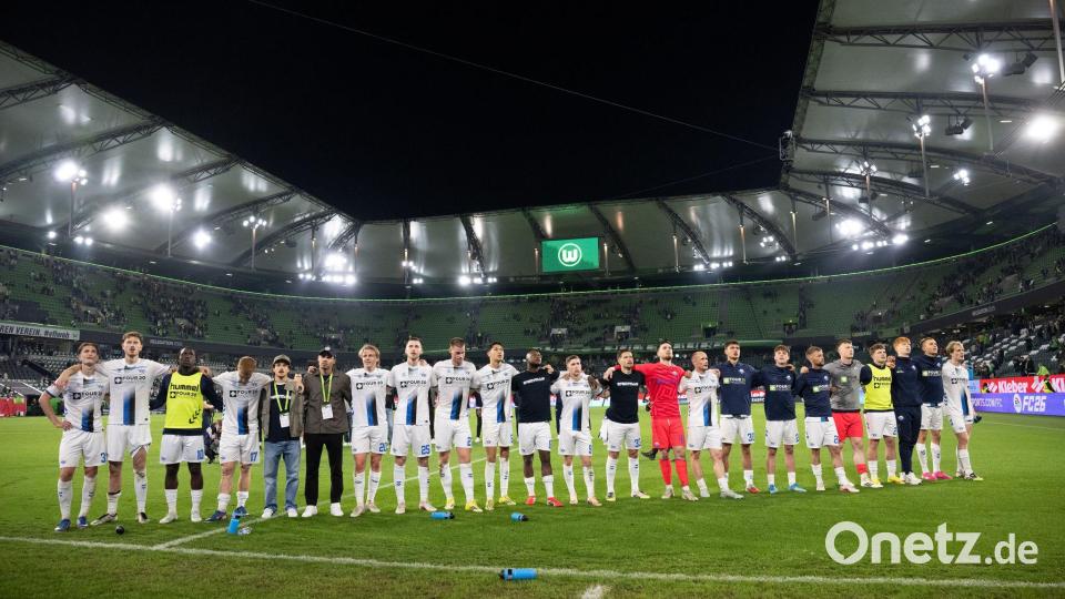 Paderborner Freude über das 0:0 in Wolfsburg. Bild: Julian Stratenschulte/dpa