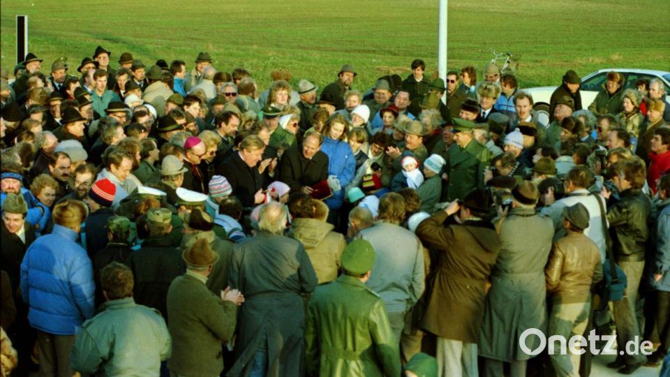 Staatsminister Gustl Lang und Bundesverkehrsminister Jürgen Warnke gaben den Lückenschluss der A 93 zwischen Weiden-Süd und Luhe-Wildenau im Dezember 1987 frei. Bild: Alois Schröpf