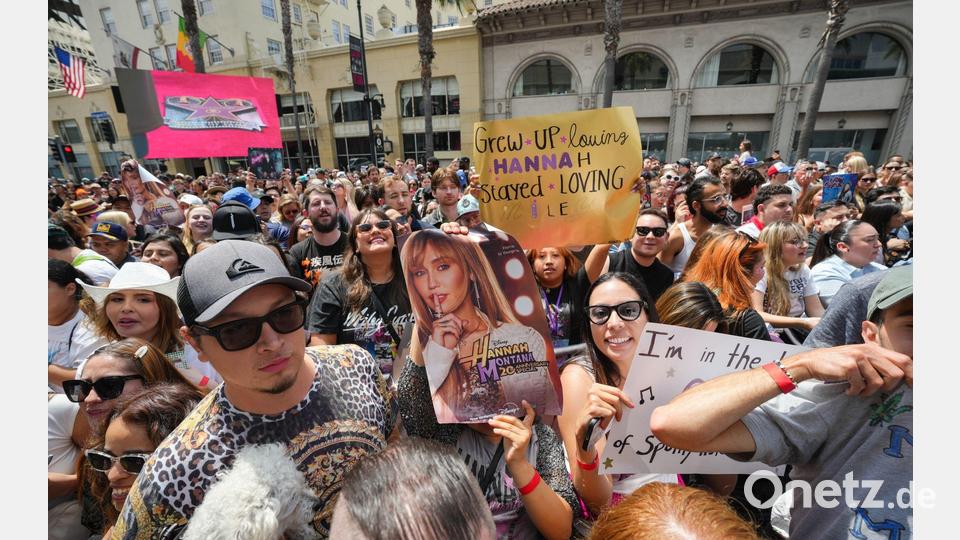 Fans aus aller Welt jubeln Miley Cyrus zu. Bild: Jordan Strauss/Invision/AP/dpa