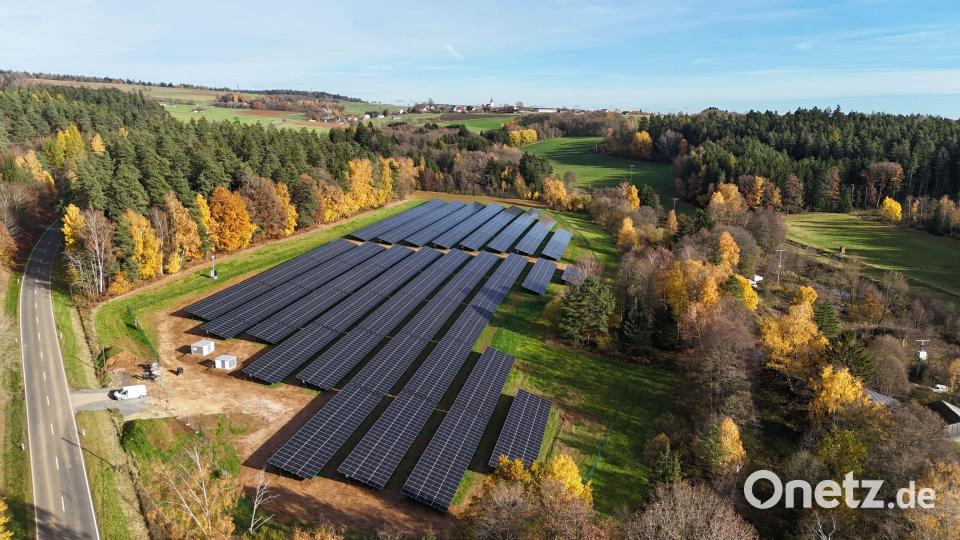 Auf bisher 3,5 Hektar landwirtschaftlich genutzter Grundstücksfläche entstand bei Oberaichamühle in der Gemarkung Thurndorf ein Sonnenkraftwerk, das mit einer Modulfläche von 2,9 Hektar jährlich 3,4 Millionen Kilowattstunden Strom erzeugen kann. Bild: Greenovative