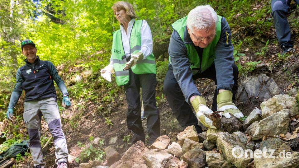 Bundespräsident Frank-Walter Steinmeier und seine Frau Elke Büdenbender packten beim Wegebau mit an. Bild: Peter Kneffel/dpa