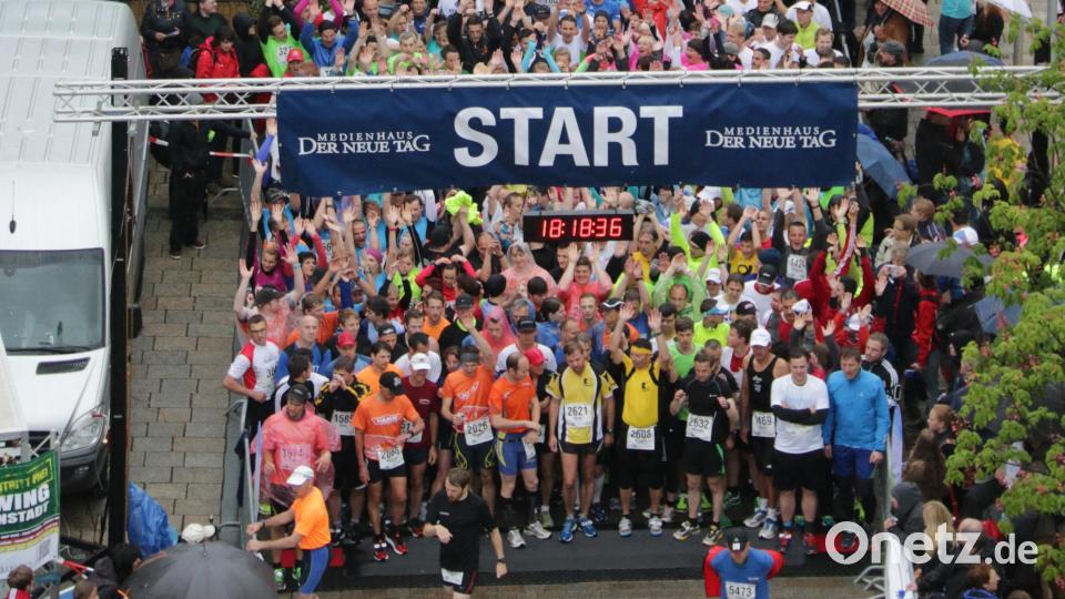 Der Start- und Zielbereich in Tirschenreuth beim Nofi-Lauf 2014. Über 4500 Teilnehmer waren dabei. Bild: tr